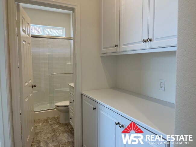 Building Photo - Stunning 6-Bedroom, 3-Bathroom Home for rent in a newer neighborhood