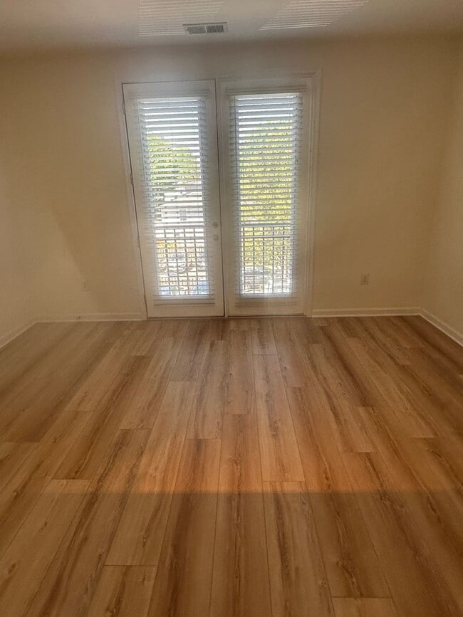 Building Photo - Fabulous 1BR condo in popular Walker Square