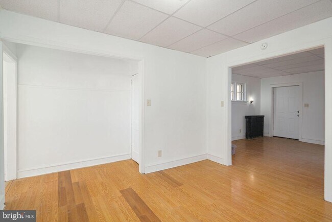 Building Photo - 3027 W 9th St