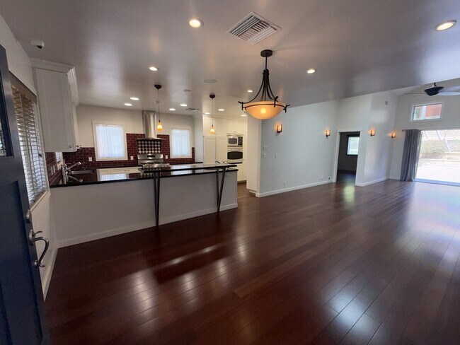Building Photo - Burbank Hillside 3brm, 3bath Residence.