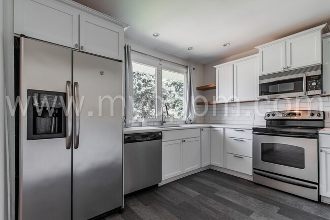 Building Photo - Stunning 3 Bedroom / 2.5 Bathroom | S. 48t...