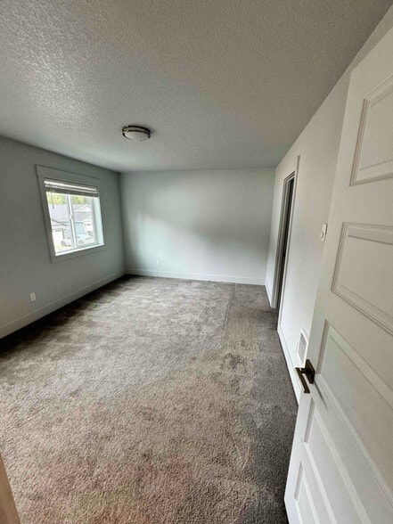 Building Photo - 304 Oak St