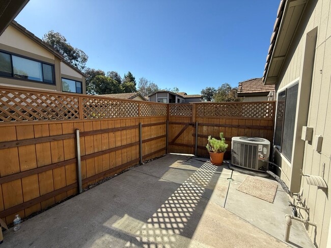 Building Photo - Remodeled 2-Bedroom Townhome in Tierrasant...