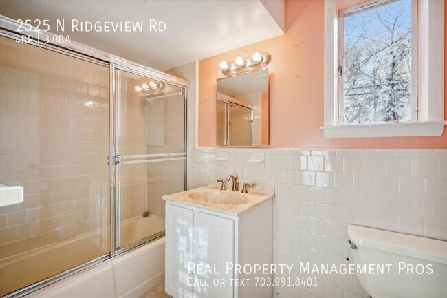 Building Photo - 2525 N Ridgeview Rd