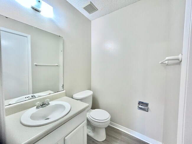 Building Photo - Charming 2-Bedroom Quadplex