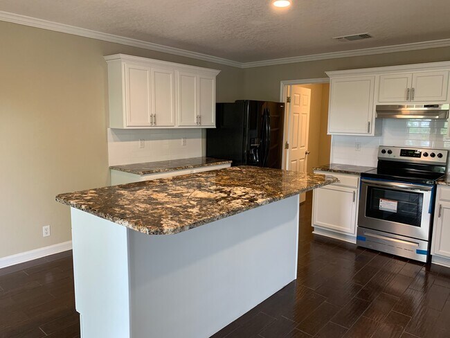 Building Photo - *MOVE IN SPECIAL* Gorgeous Four Bedroom Home with Covered Patio Near Medical Center!!