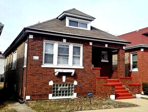 Building Photo - 8608 S Kingston Ave