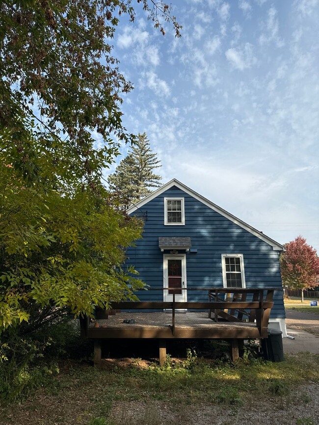 Building Photo - AVAILABLE JUNE 1ST: 4 bedroom 2 bathroom home!