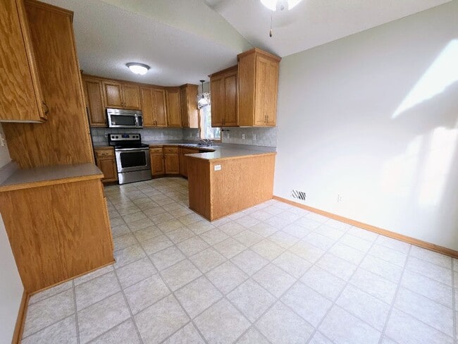 Building Photo - Charming 2-Bedroom, 2-Bathroom Home with Sunroom & Patio in Woodbury, MN