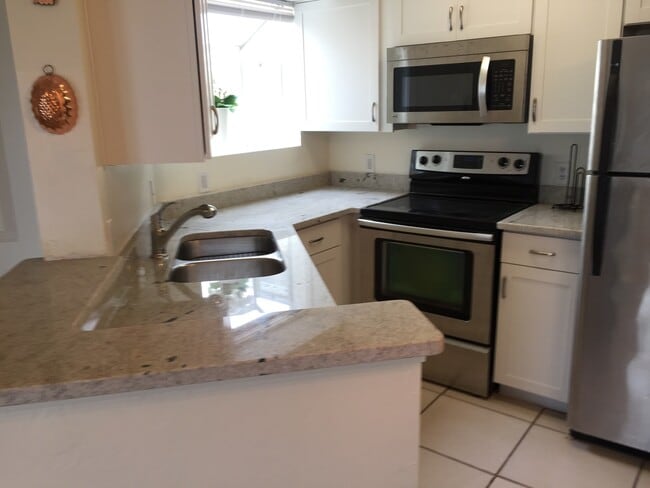 Building Photo - Fully Furnished 1BR/1BA Condo Just 3 Block...