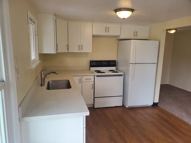 Building Photo - Upgraded 1 Bed 1 Bath Blocks from Evergree...