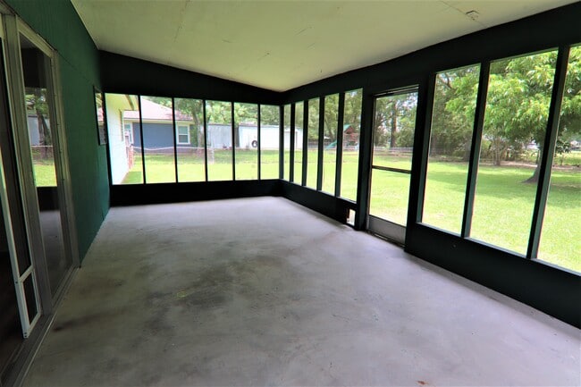 Building Photo - 880 Morning Glory Dr