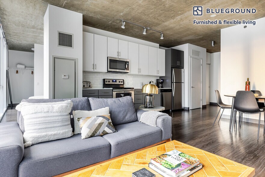 Building Photo - 215 W Lake St