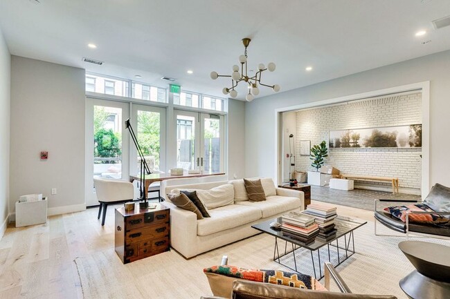 Building Photo - Stunning Capitol Hill One-Bedroom!