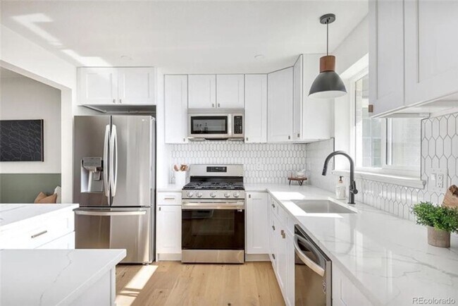 Building Photo - Recently Renovated 2Bd 1Ba Duplex with W/D and Central AC!