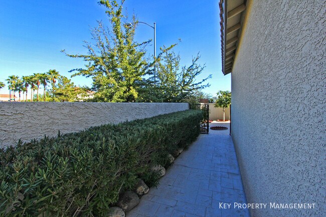 Building Photo - 5830 Willow Trace Ave