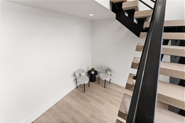 Building Photo - 151 S Pointe Dr