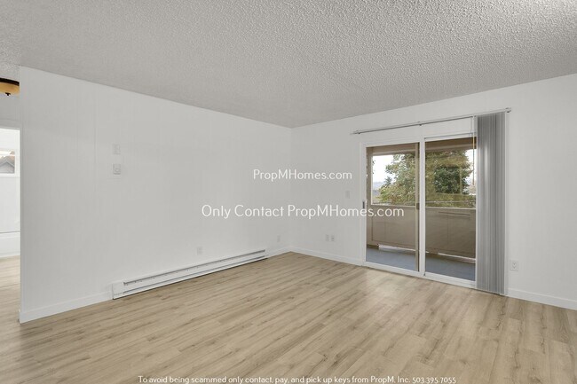 Building Photo - Oregon City Gem! Updated Upper-Level Unit ...