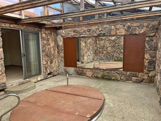 Building Photo - 3 Bedroom 2 Bath w/ Spa Room Suisun *Star ...