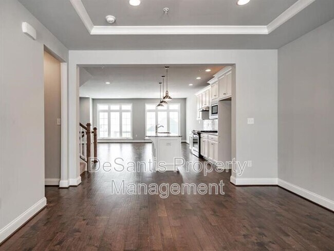 Building Photo - 1451 Hastings Cres