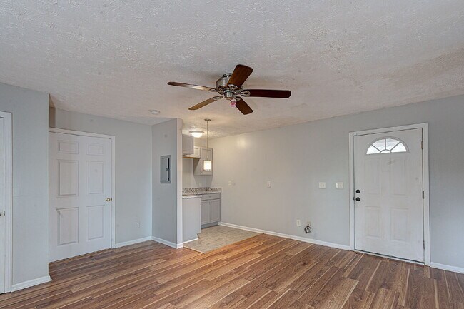Building Photo - 4527 Fairview Dr
