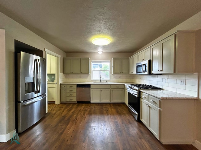 Building Photo - Newly Remodeled Single Family Home
