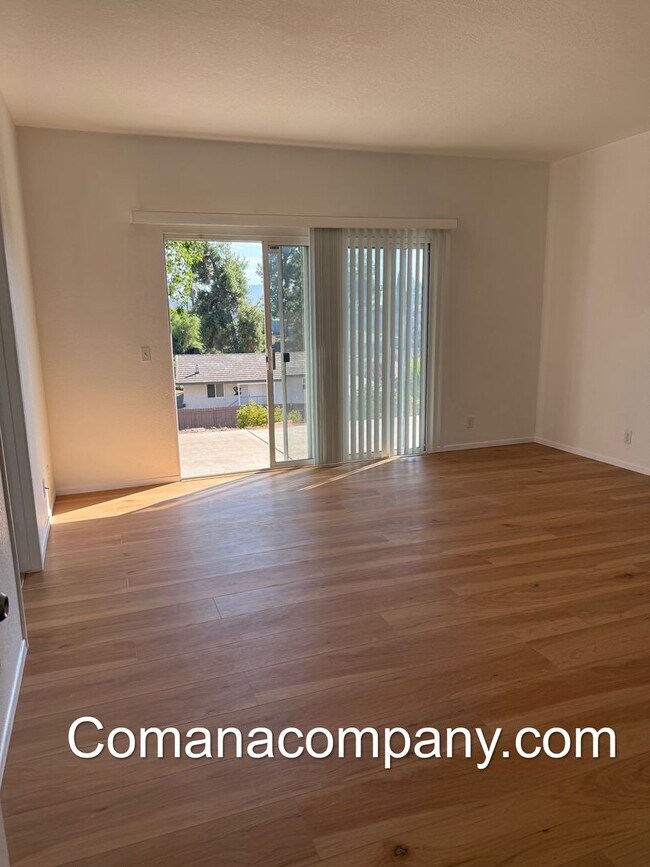 Building Photo - Gorgeous, spacious 3BR/2BA w views, yard, ...