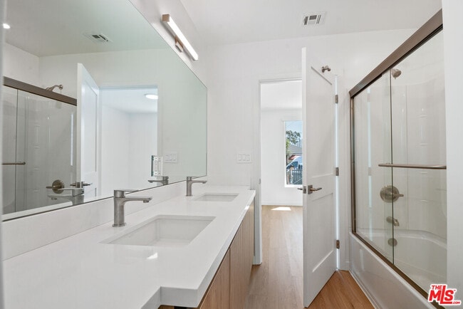 Building Photo - 2617 Carmona Ave