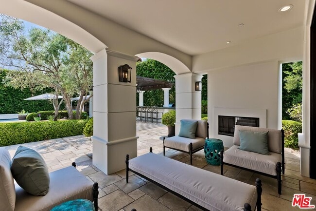 Building Photo - 2134 La Mesa Dr