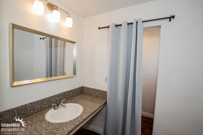 Building Photo - Charming 3Bdm 2Ba Home with Large Yard & 2-Car Garage in Central Las Vegas!