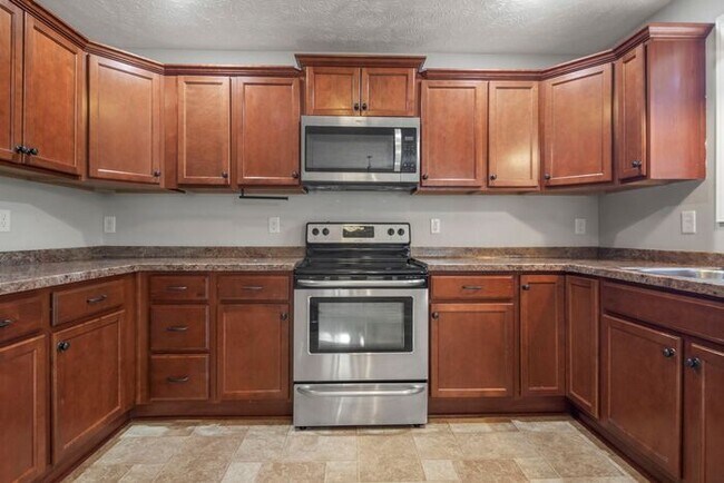 Building Photo - 4 Bedroom 2.5 Bath Home