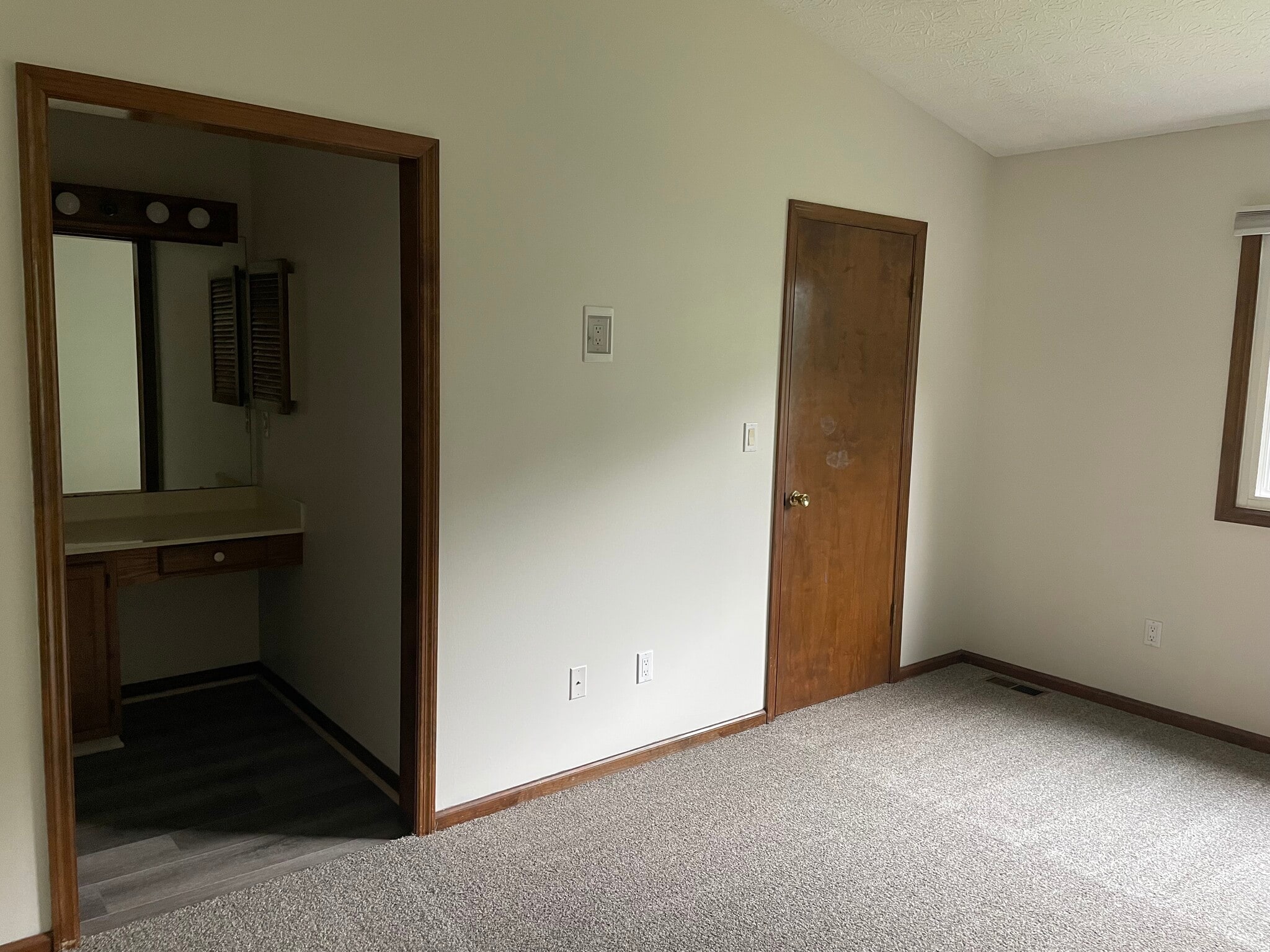 Building Photo - 3240 Brookview Way