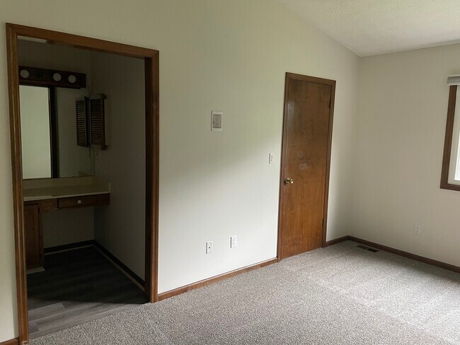Building Photo - 3240 Brookview Way
