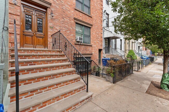 Building Photo - 326 Park Ave
