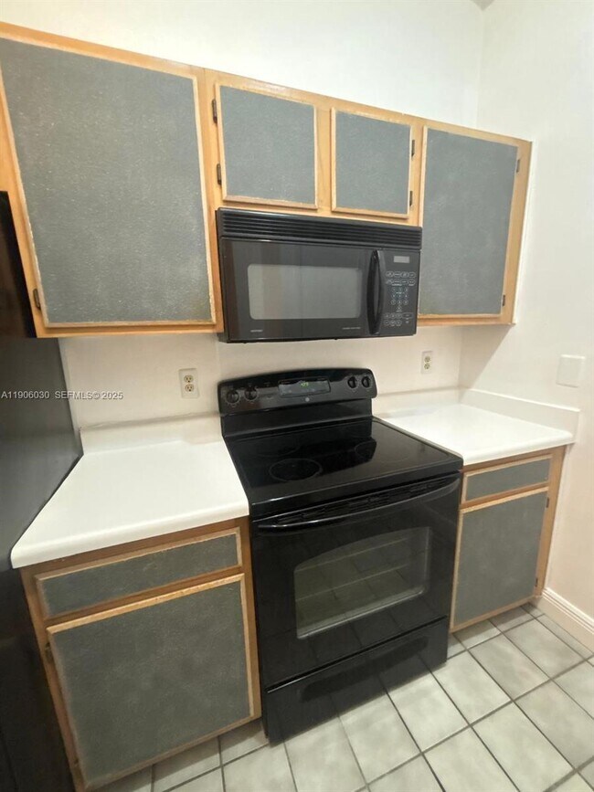 Building Photo - 2831 N Oakland Forest Dr