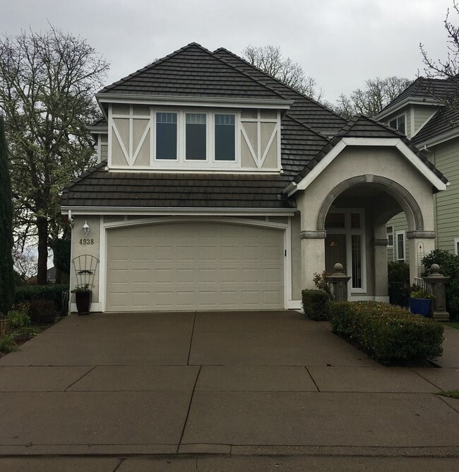Building Photo - Beautiful 3 bedroom 2.5 Bath in North Corv...