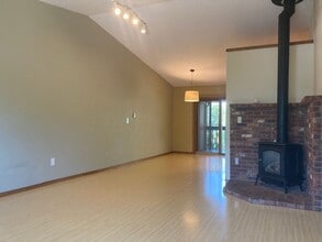 Building Photo - 2 Bedroom Apartment Near MSU! Small Dogs Welcome!
