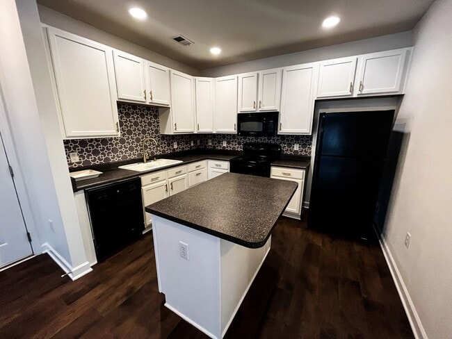 Building Photo - Greensboro 2 Bedroom, 2 Bathroom Condo