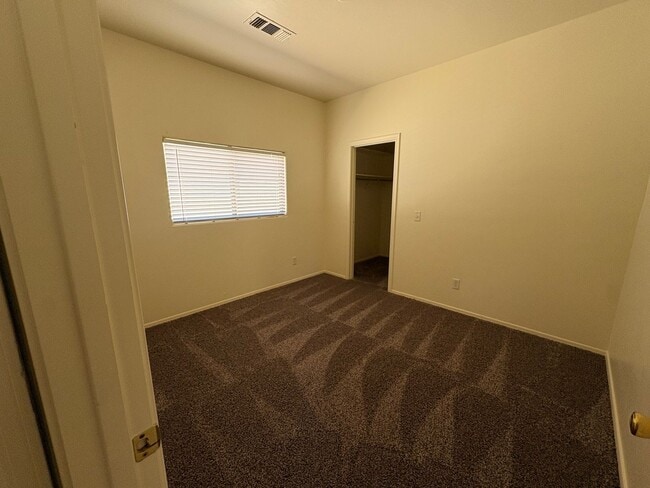Building Photo - 3 Bed 2 Bath Gated Home On Grant & Silverbell With Community Pool