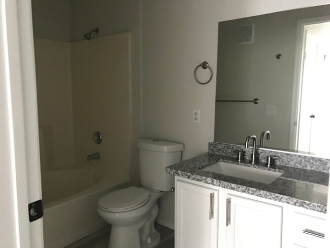Building Photo - Beautiful 2 bedroom 2 bath upstairs condo