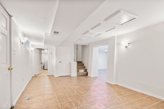Building Photo - Charming Rambler - Close to Downtown Silve...
