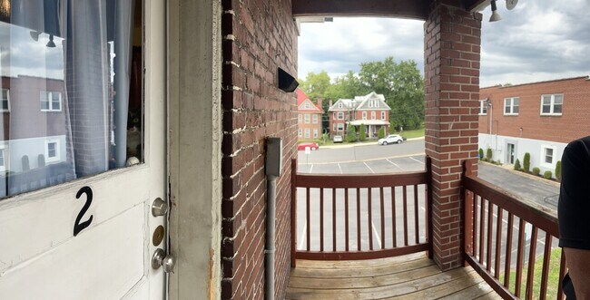 Building Photo - 220 Walnut Place