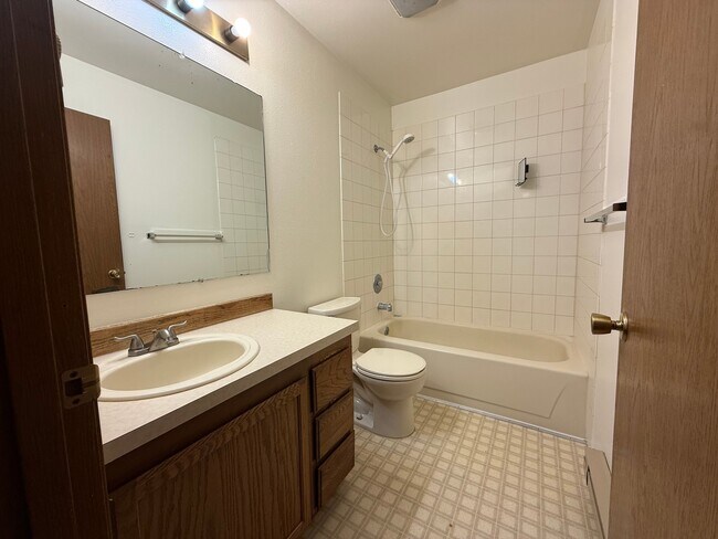 Building Photo - 1301 Lucille St