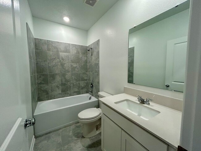 Building Photo - 2943 Savoir