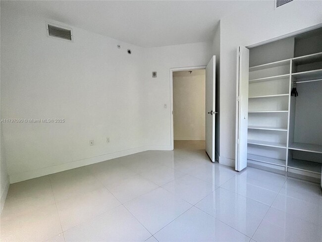 Building Photo - 9940 W Bay Harbor Dr