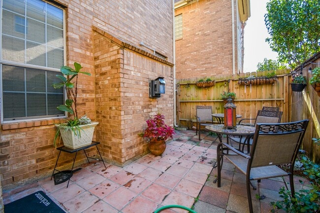 Building Photo - 3206 E Park At Beverly Hills