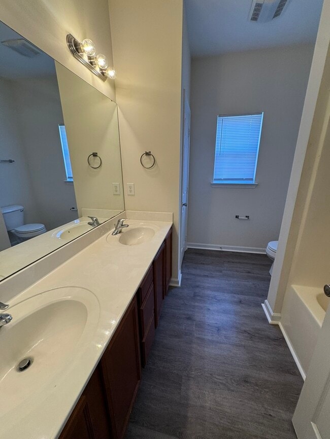 Building Photo - 3 Bed END UNIT! AVAILABLE NOW!