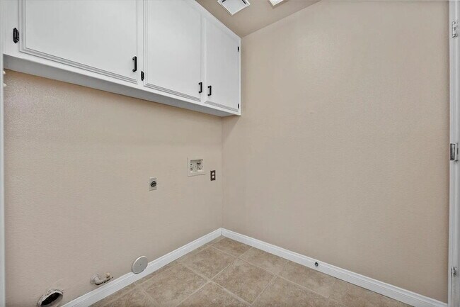 Building Photo - Beautiful 3 Bedroom, 2 Bathroom Home with Spacious Yard!