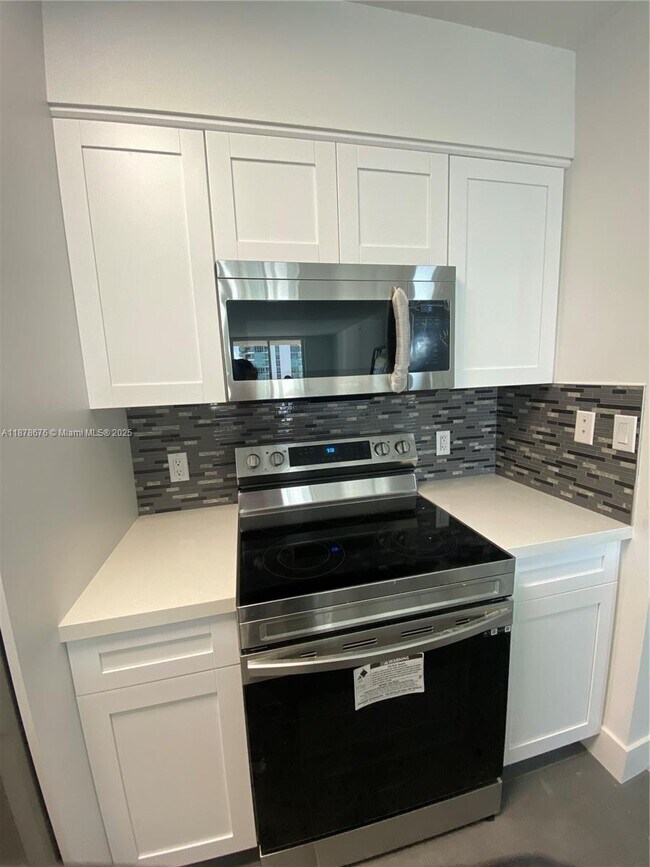 Building Photo - 1155 Brickell Bay Dr