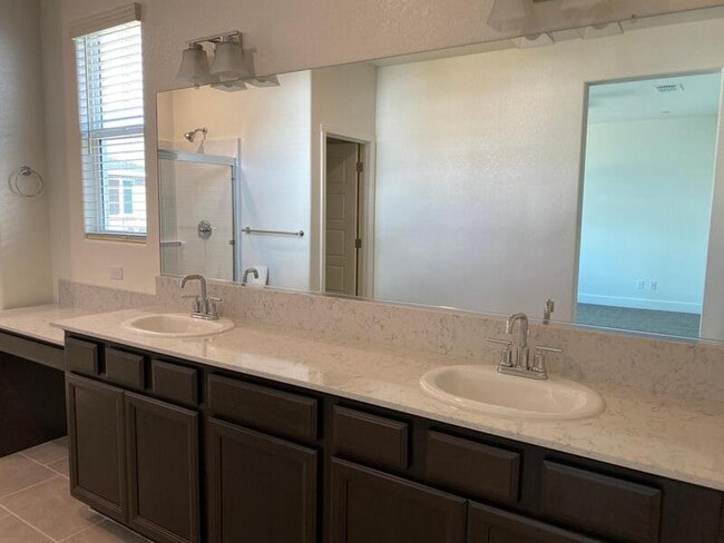 Building Photo - 2465 Pineda Dr